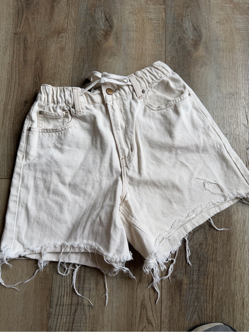 BDG Off-White High-Rise Raw Hem Jean Shorts women’s small